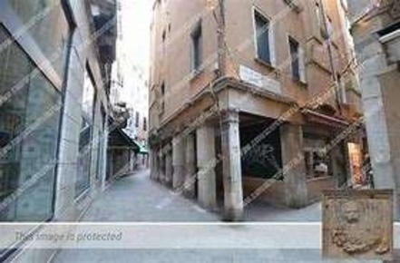 Foto Negozio in campo san lio, Venezia di 60 m² con 5 locali in affitto