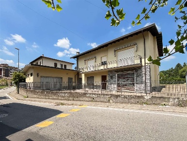 Foto Magazzino a Sesto Calende di 240 m² con 6 locali in vendita