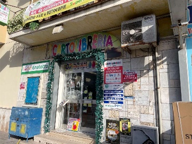 Foto Negozio in Via Domiziana, Mondragone di 85 m² con 1 locali in vendita