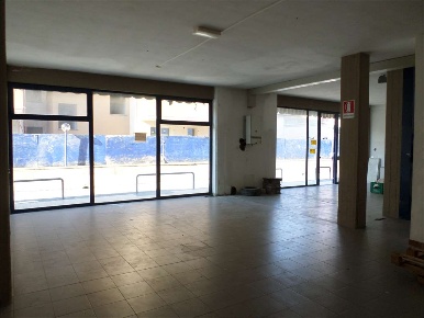 Foto Negozio in Via del Brennero, Lucca San Marco - Acquacalda di 98 m²
