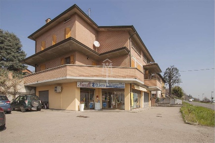 Foto Negozio in GIUSEPPE DI VITTORIO 9, Quattro Castella Puianello di 98 m²