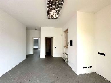 Foto Ufficio in via nazionale 1, Volano di 180 m² con 4 locali in vendita
