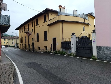 Foto Negozio a Mandello del Lario di 260 m² con 5 locali in vendita