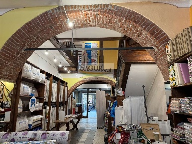 Foto Negozio in Via Savoia 10, Pinerolo di 180 m² con 3 locali in vendita
