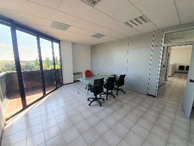 Foto Ufficio a Reggio nell'Emilia di 100 m² con 4 locali in affitto