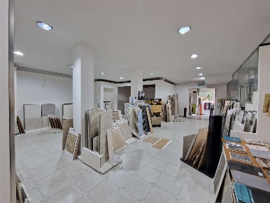 Foto Negozio in Via Mameli, Cantù Cantù Asnago di 1900 m² con 10 locali