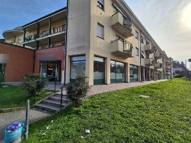 Foto Negozio in Via Varesina, Villa Guardia di 130 m² con 2 locali