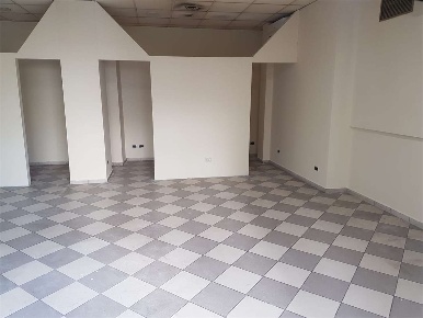 Foto Negozio in Via Aldo Moro, Frosinone di 62 m² con 2 locali in affitto