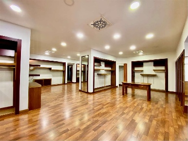 Foto Negozio in Via Carlo Cattaneo, Lecco Centro di 200 m² con 2 locali