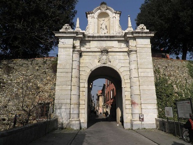 Foto Negozio a Sarzana di 17 m² con 1 locali in affitto