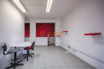 Foto Negozio in Via del Coppetta, Perugia Centro di 60 m² con 3 locali