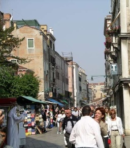 Foto Attività commerciale in Campo San Luca, Venezia San Marco di 34 m²