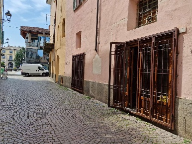 Foto Negozio in Via del Pino 9, Pinerolo Centro Storico di 35 m² in affitto