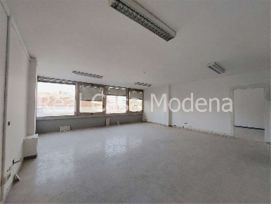 Foto Ufficio in Via Cagliostro, Modena San Faustino di 213 m² con 6 locali