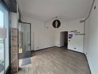 Foto Negozio in Piazza volta, Lomazzo Centro di 35 m² con 2 locali
