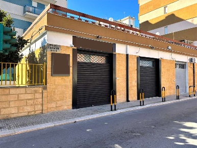 Foto Negozio in Viale San Giovanni Bosco 41-43, Brindisi Commenda di 90 m²