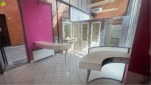 Foto Negozio a Sassuolo di 70 m² con 4 locali in vendita