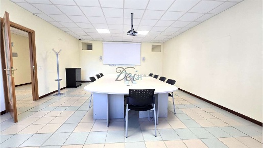 Foto Ufficio in Via Vecchi pardini, Lucca Sant'Anna di 450 m² con 17 locali