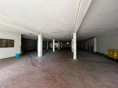 Foto Magazzino a Ancona di 780 m² con 3 locali in affitto