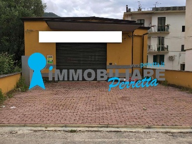 Foto Negozio in Via Giosuè Carducci, Sapri Centro di 291 m² con 1 locali