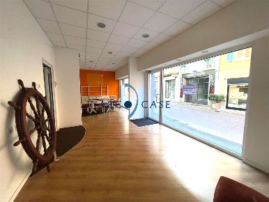 Foto Negozio in Via Cavour, Crema Centro Storico di 70 m² con 2 locali