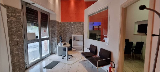 Foto Negozio in Via Casilina 150, Roma Pigneto di 60 m² con 4 locali