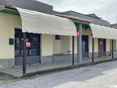 Foto Negozio in Via Sicilia, Cellole Baia Domizia di 300 m² con 10 locali