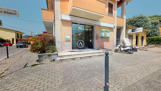 Foto Negozio in via de Gasperi 724, Seravezza di 110 m² con 2 locali