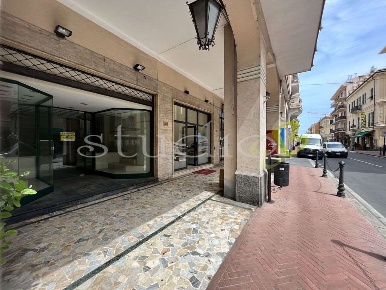 Foto Negozio in Via Vittorio Emanuele 100, Bordighera Centro di 75 m²