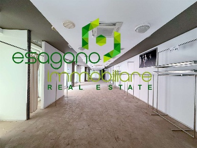 Foto Negozio a Siracusa di 400 m² con 20 locali in vendita