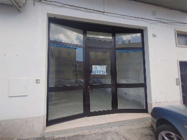 Foto Negozio a Todi di 65 m² con 2 locali in affitto