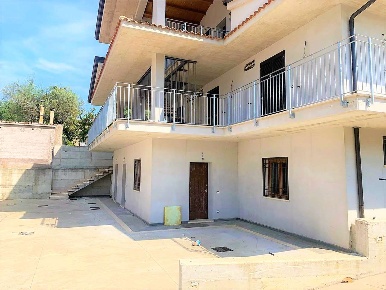 Foto Negozio a Monte San Giovanni Campano di 180 m² con 5 locali in affitto