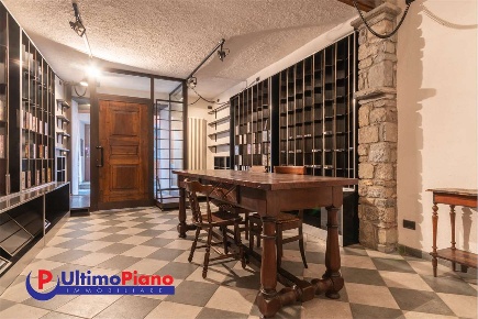 Foto Negozio in Via Claude D'Avise, Aosta Centro di 98 m² con 3 locali