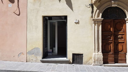 Foto Negozio in Corso Garibaldi 72, Gubbio Centro di 25 m² con 1 locali