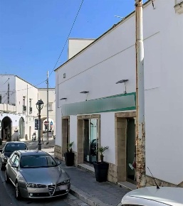 Foto Negozio in via ubaldo d'astore, Casarano di 200 m² con 2 locali