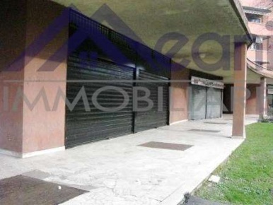 Foto Negozio in VIA FIZZONASCO, Pieve Emanuele di 145 m² con 4 locali