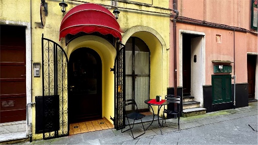 Foto Negozio in Via Roma 22, Borghetto Santo Spirito di 19 m² con 1 locali