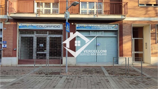 Foto Negozio in Via Monte San Gabriele 41, Novara di 120 m² con 2 locali