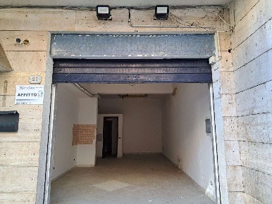 Foto Negozio in Via della Repubblica, Monreale Centro di 40 m² con 1 locali
