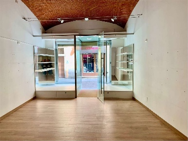 Foto Negozio in corso italia, Novara Centro Storico di 65 m² con 2 locali