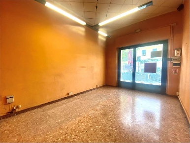 Foto Negozio in Castruccio Castracani 300, Lucca Arancio di 50 m²