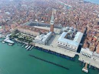 Foto Negozio in piazza san marco, Venezia San Marco di 80 m² con 8 locali