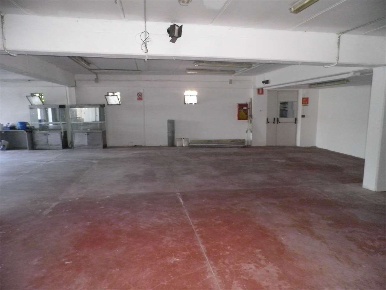 Foto Negozio a Sarzana di 543 m² con 1 locali in vendita