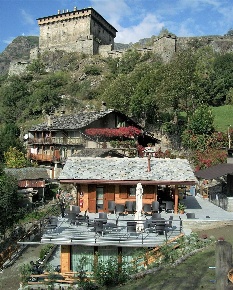 Foto Negozio in Frazione La Tour, Verrès Castello, Omeins di 200 m²