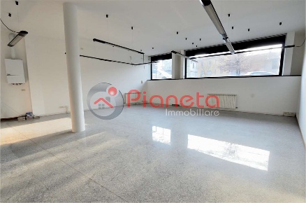 Foto Negozio in Via Pontesecco, Ponteranica di 66 m² con 3 locali