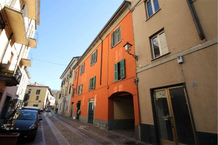 Foto Negozio in Via 1° Maggio, Oggiono Centro di 35 m² con 2 locali