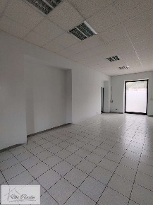 Foto Negozio a Portoferraio di 161 m² con 6 locali in vendita