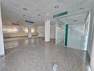 Foto Negozio a Jesi di 680 m² con 10 locali in vendita