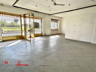 Foto Negozio in Strada per Buttigliera 257, Villanova d'Asti Savi di 80 m²