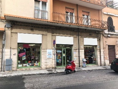 Foto Negozio in Via De Carpentieri 16, Brindisi Centro Storico di 175 m²